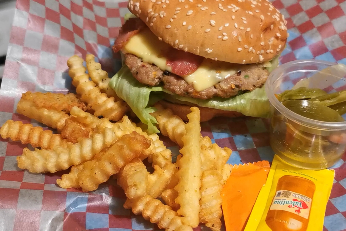 prikaz burgera i pomfrita