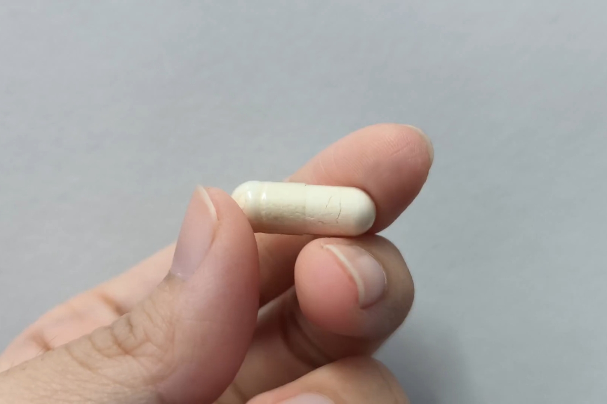 osoba drži probiotik u ruci