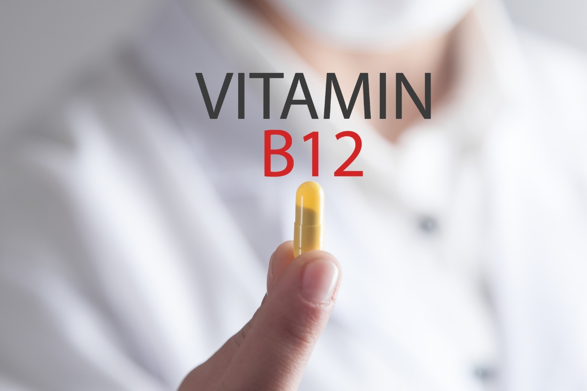 osoba drži kapsulu vitamina b12